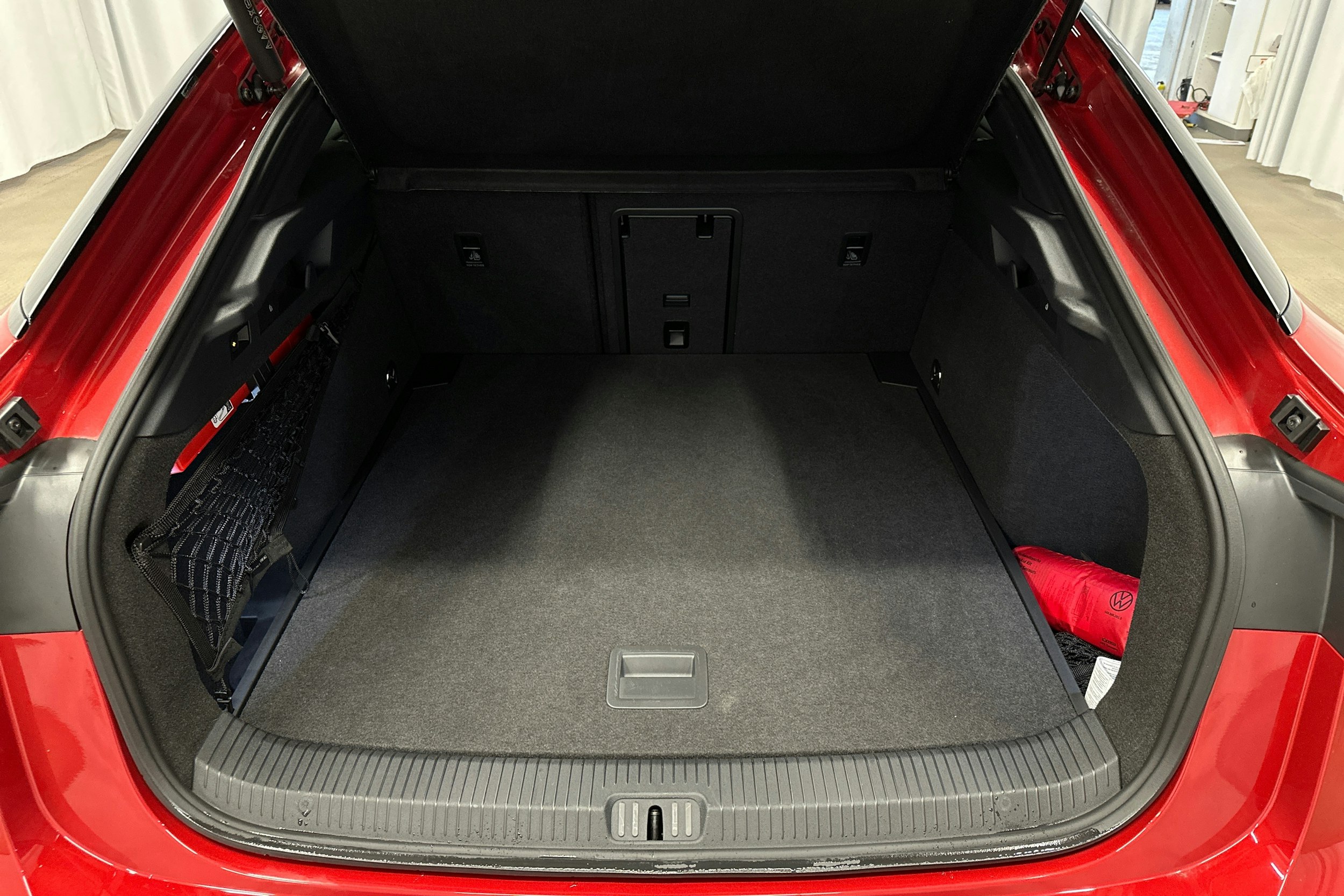 punainen Volkswagen ID.7 2025 kuva 14.