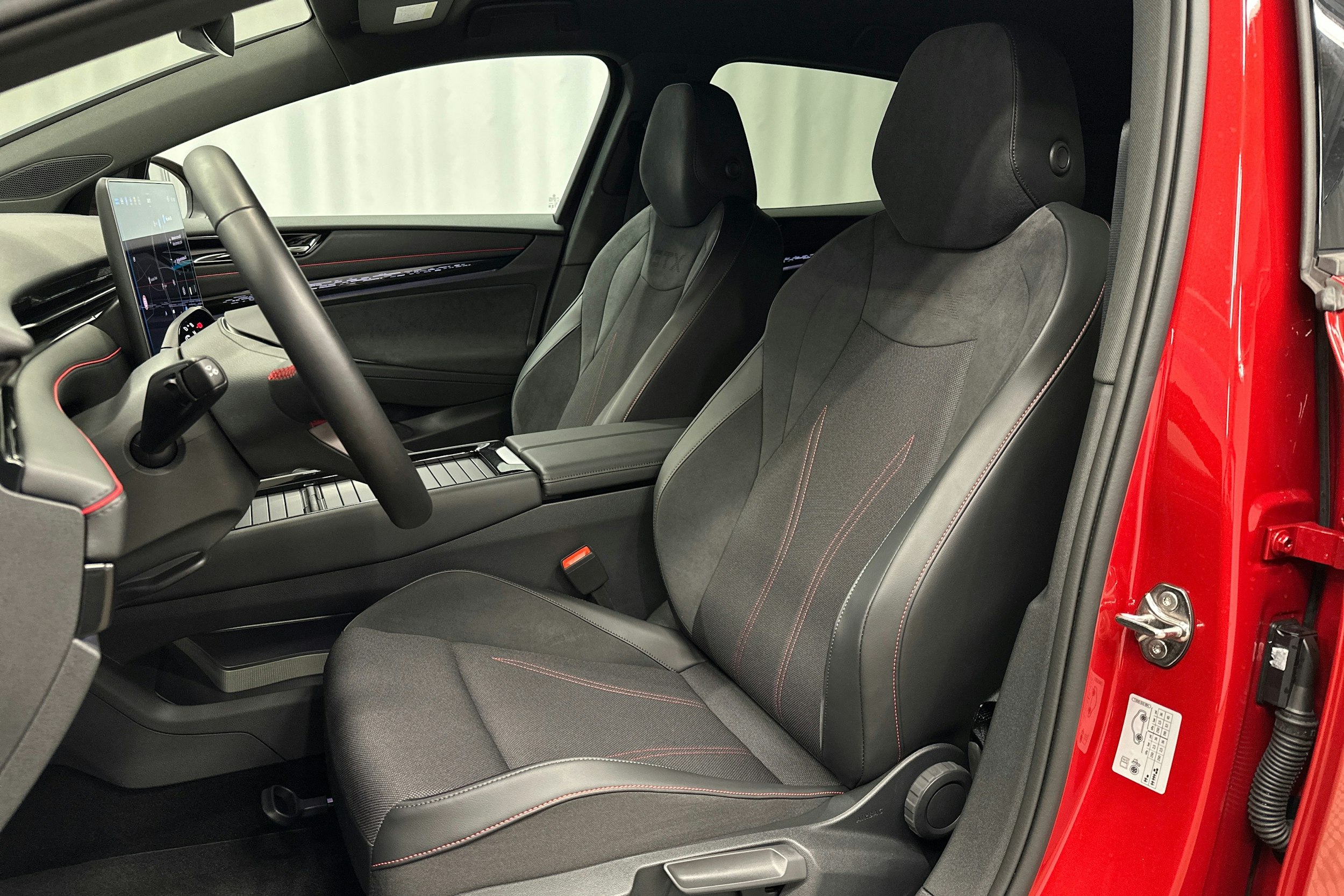 punainen Volkswagen ID.7 2025 kuva 16.