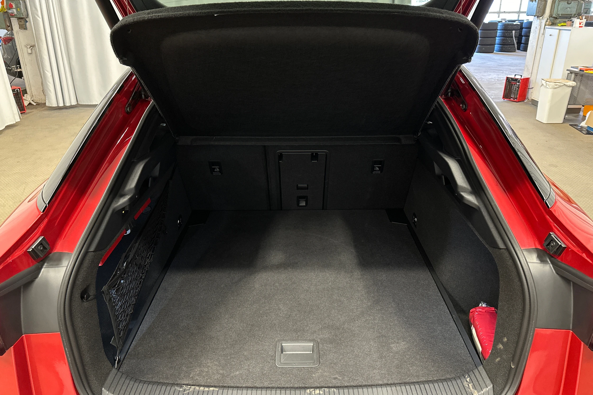 punainen Volkswagen ID.7 2025 kuva 11.
