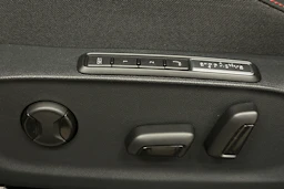 punainen Volkswagen ID.7 2025 kuva 16.