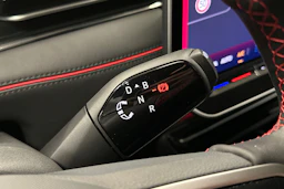 punainen Volkswagen ID.7 2025 kuva 21.