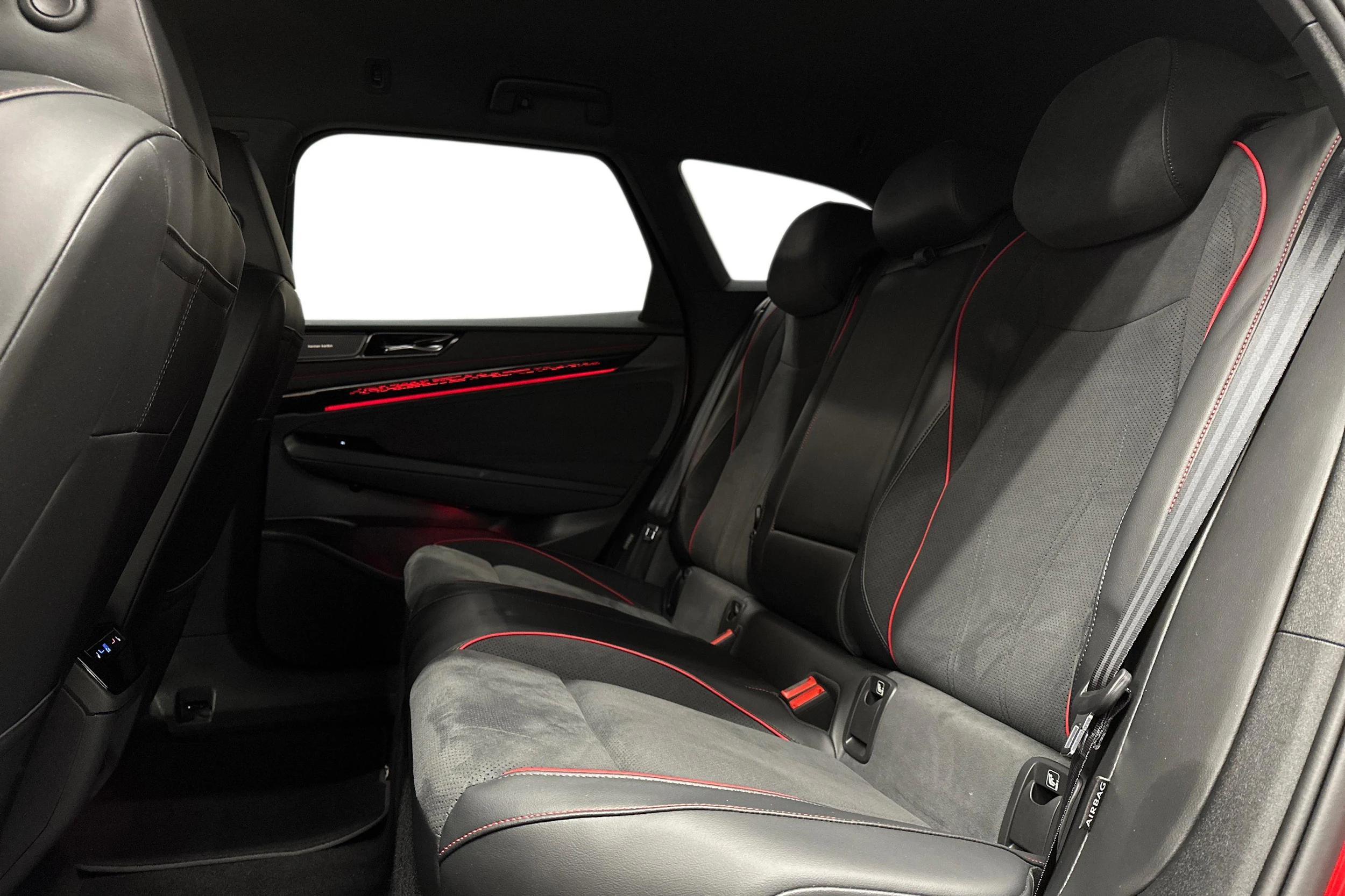 punainen Volkswagen ID.7 2025 kuva 8.