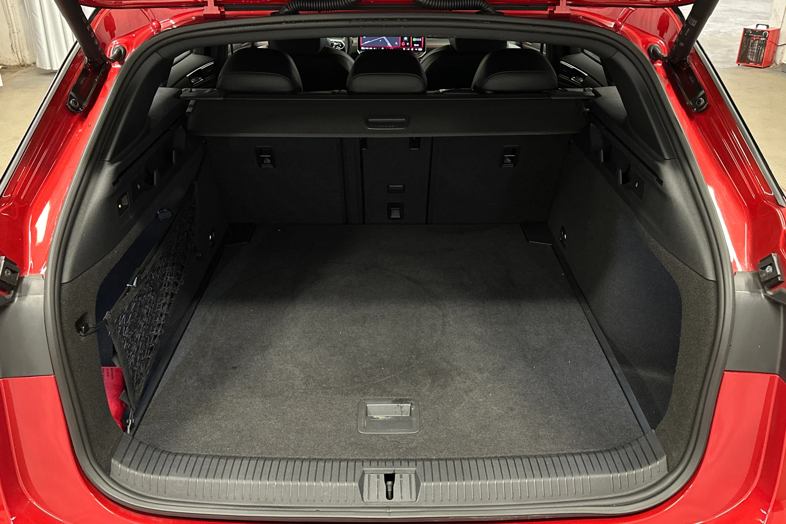 punainen Volkswagen ID.7 2025 kuva 11.