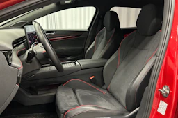 punainen Volkswagen ID.7 2025 kuva 15.