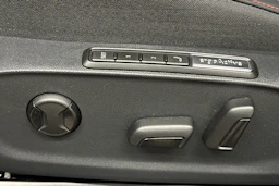 punainen Volkswagen ID.7 2025 kuva 16.