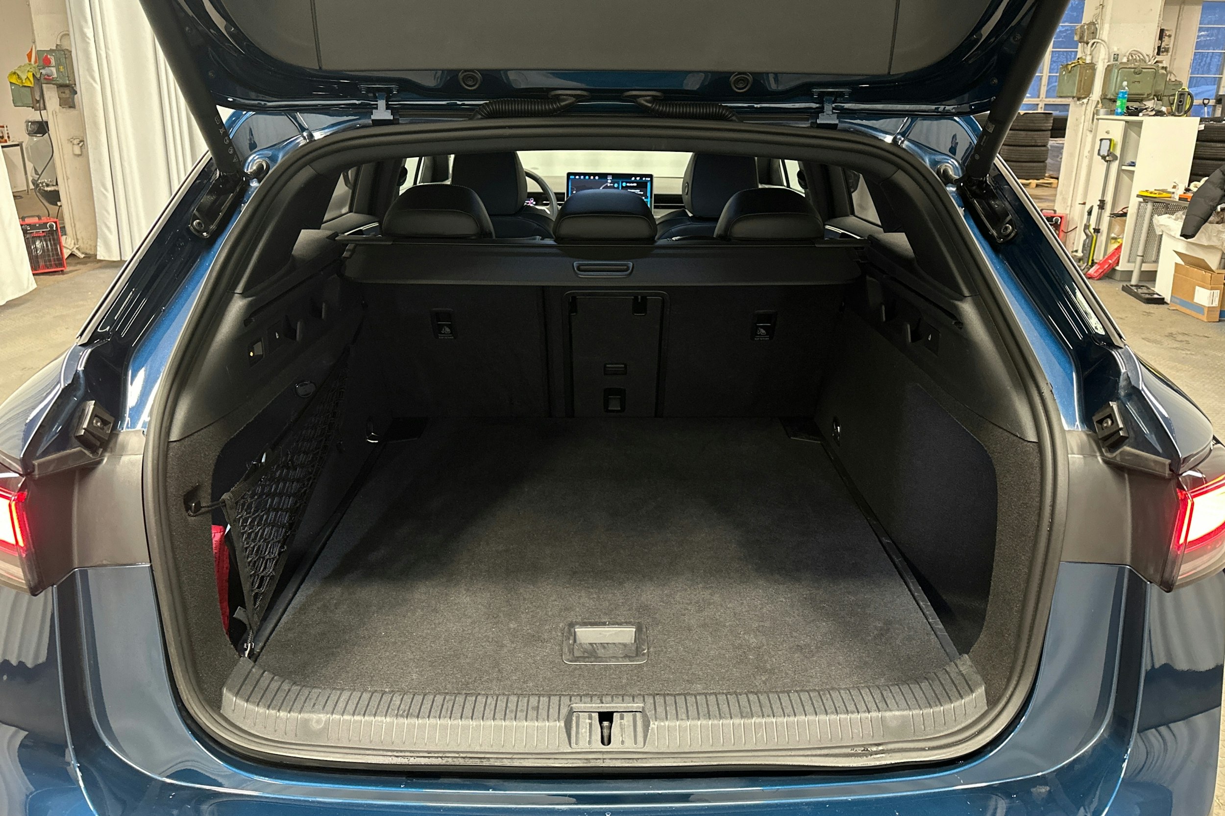 sininen Volkswagen ID.7 2025 kuva 14.