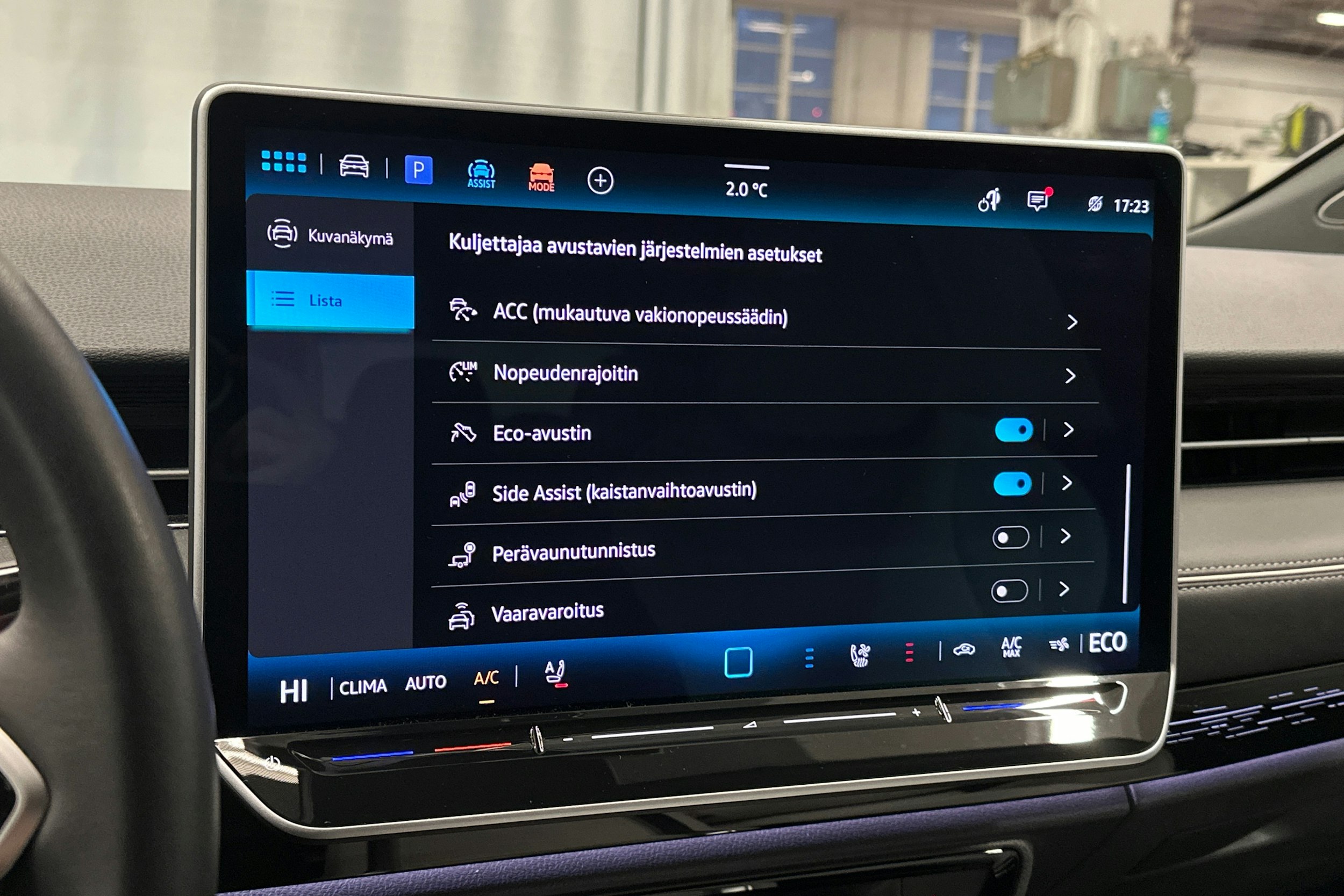 sininen Volkswagen ID.7 2025 kuva 27.