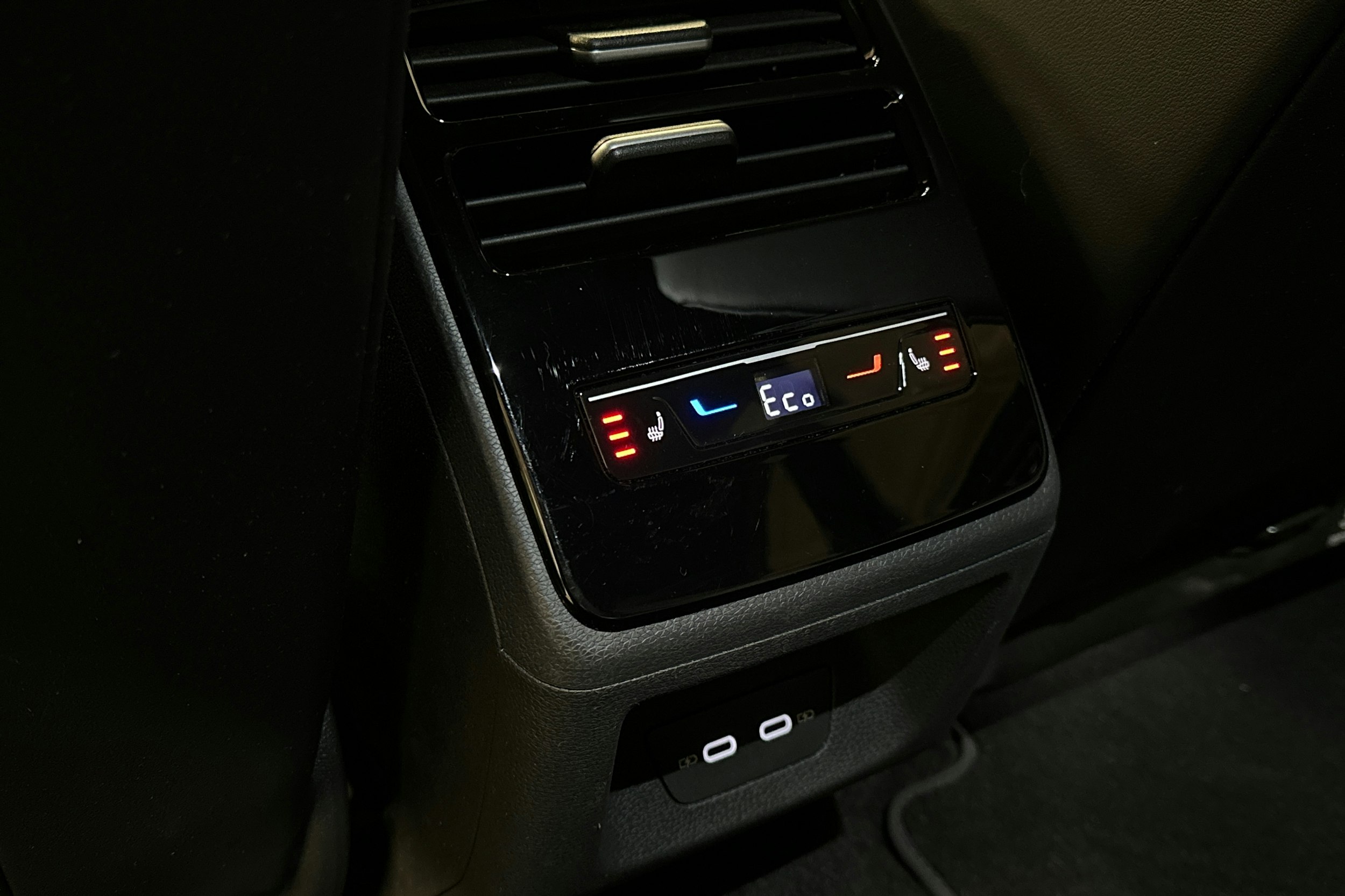 sininen Volkswagen ID.7 2025 kuva 39.