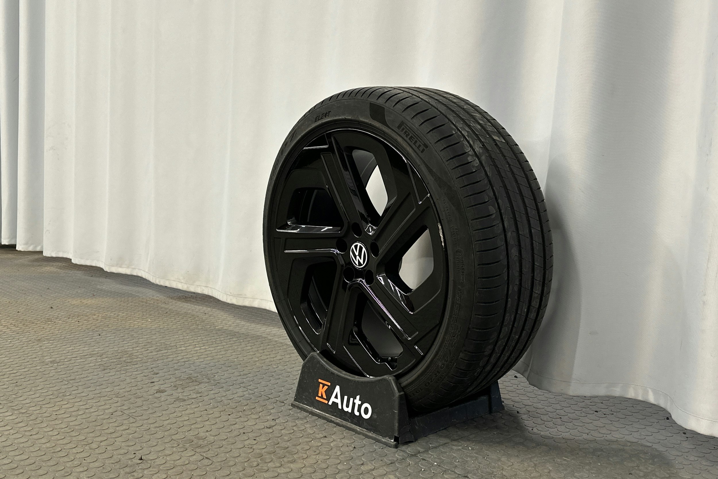 punainen Volkswagen ID.7 2025 kuva 10.