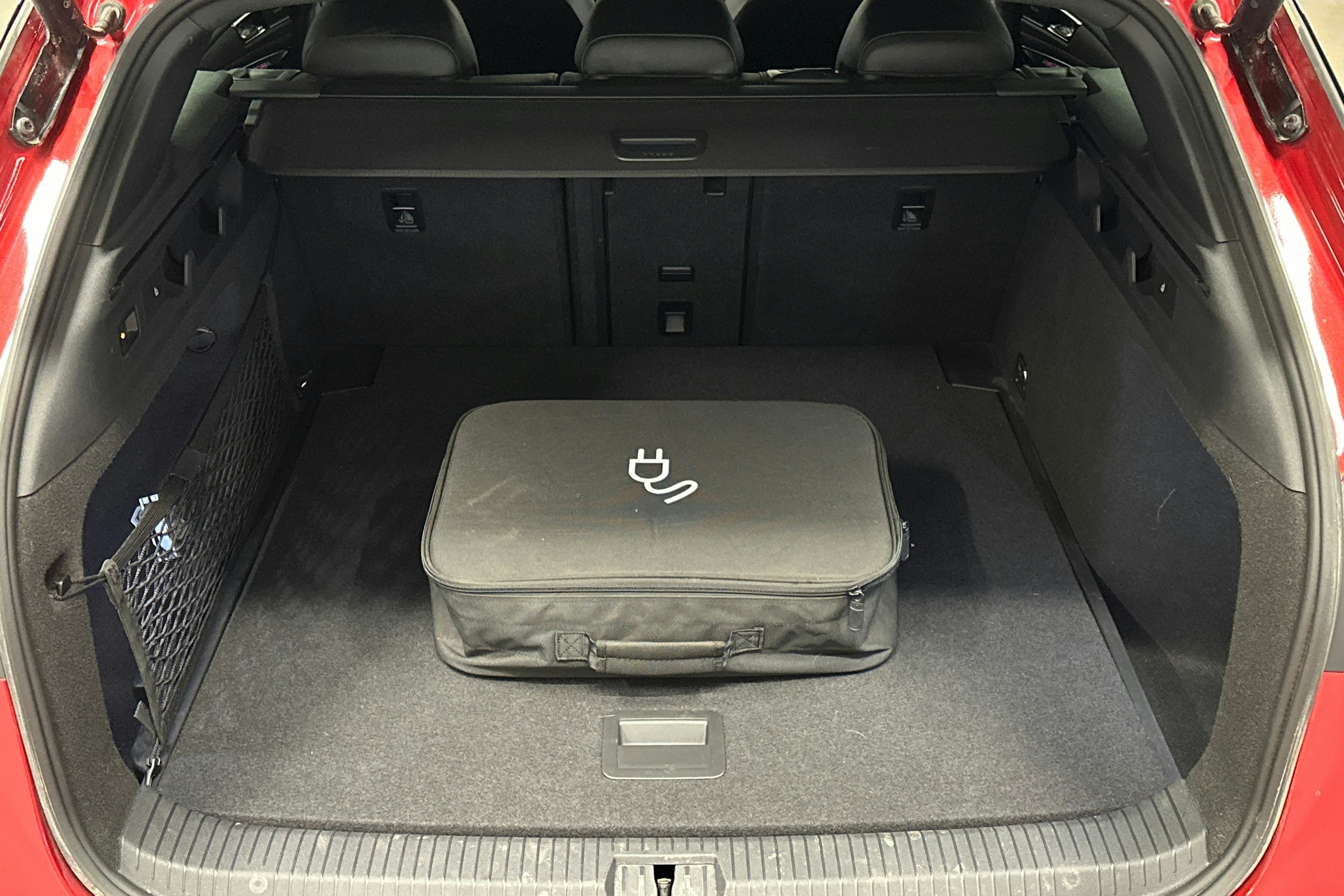 punainen Volkswagen ID.7 2025 kuva 28.