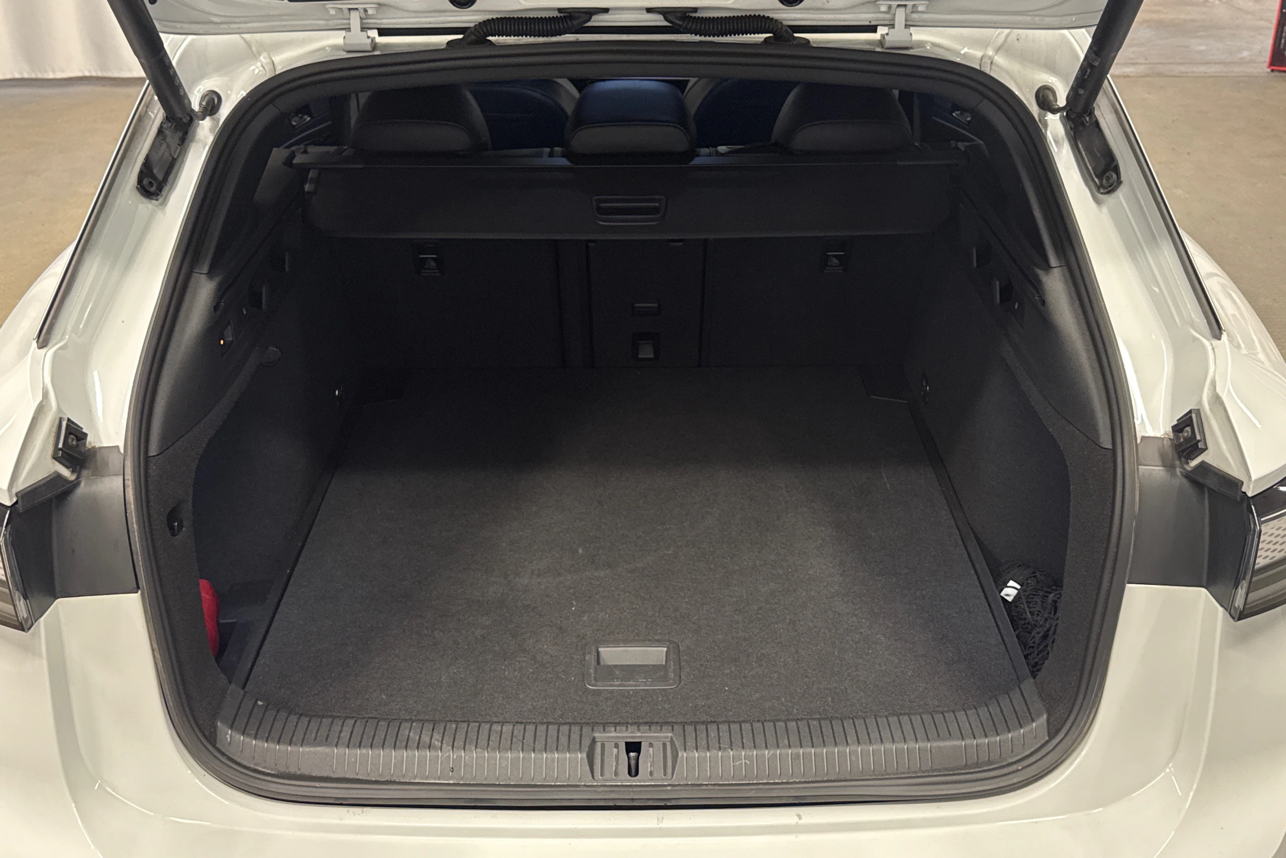 valkoinen Volkswagen ID.7 2025 kuva 32.