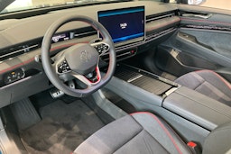 sininen Volkswagen ID.7 2025 kuva 6.
