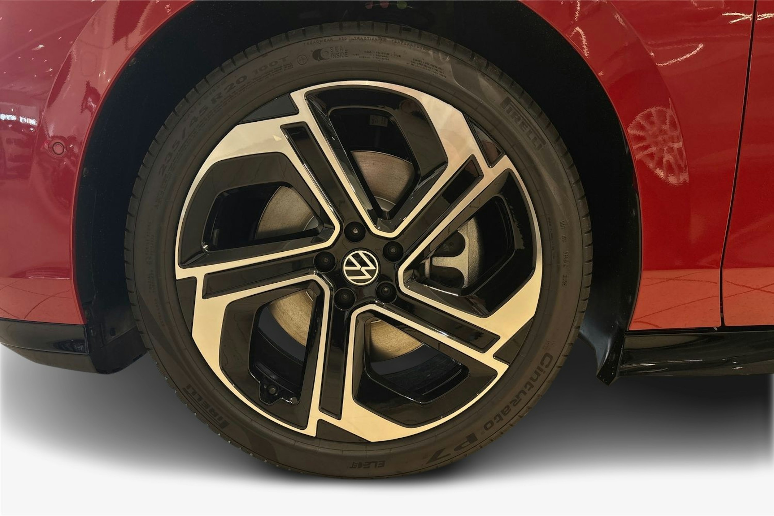 punainen Volkswagen ID.7 2025 kuva 9.
