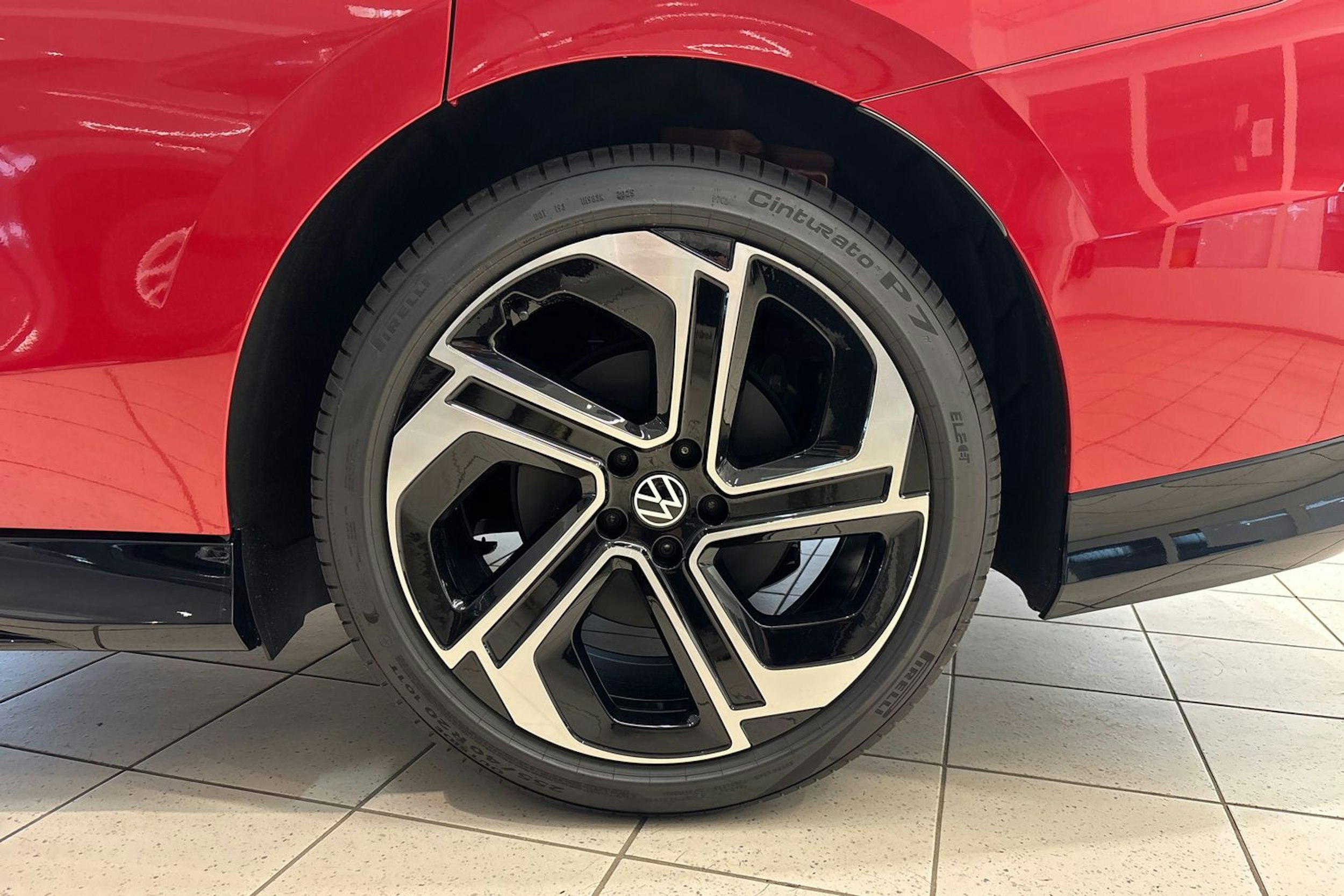 punainen Volkswagen ID.7 2025 kuva 10.