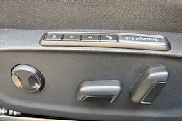 sininen Volkswagen ID.7 2025 kuva 18.