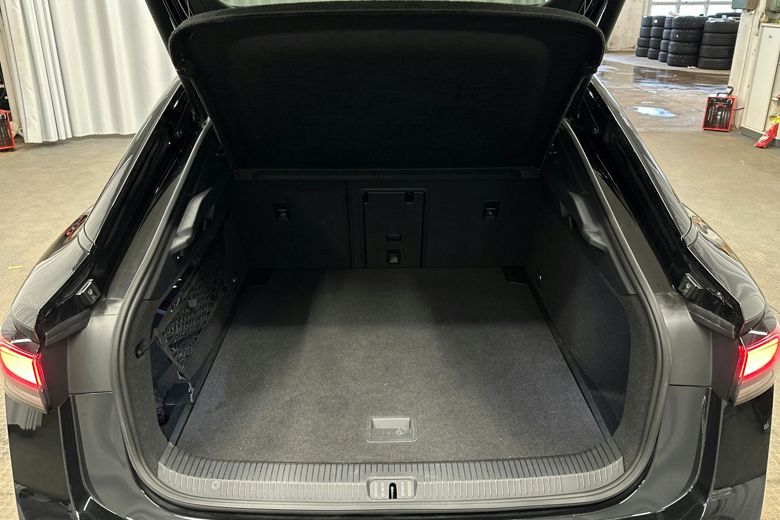 musta Volkswagen ID.7 2025 kuva 14.