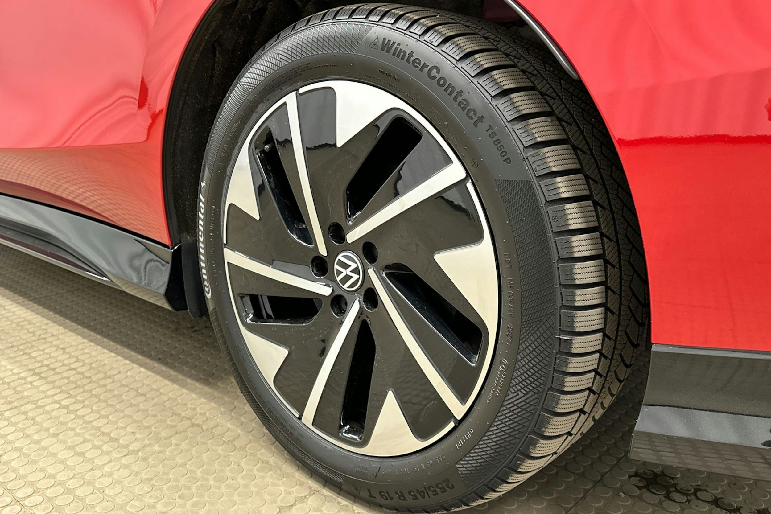 punainen Volkswagen ID.7 2025 kuva 13.