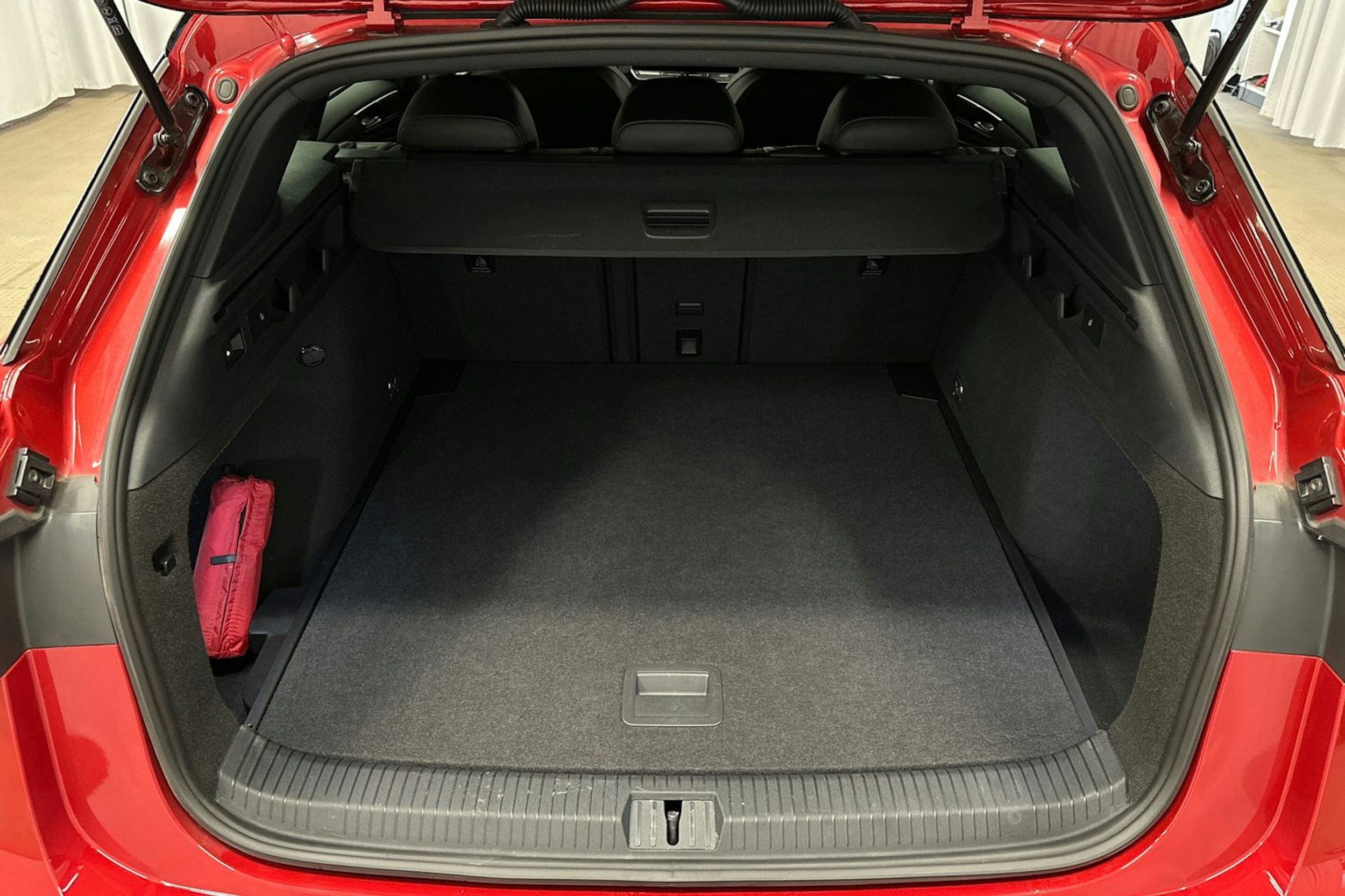 punainen Volkswagen ID.7 2025 kuva 14.