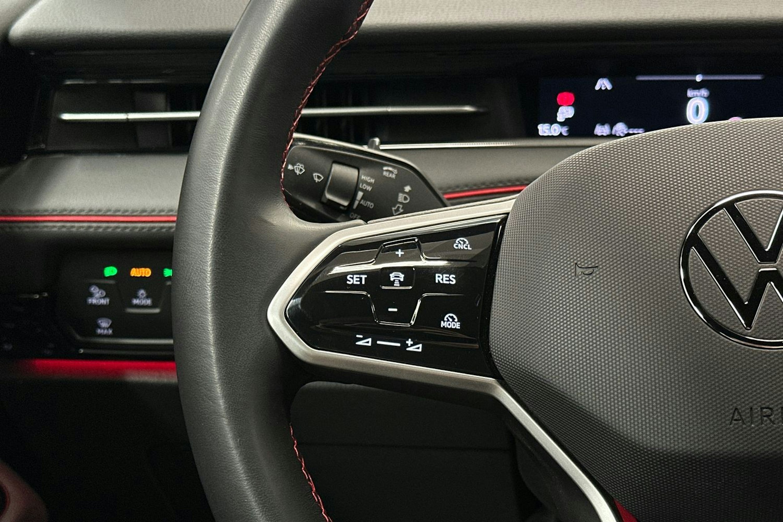 punainen Volkswagen ID.7 2025 kuva 17.