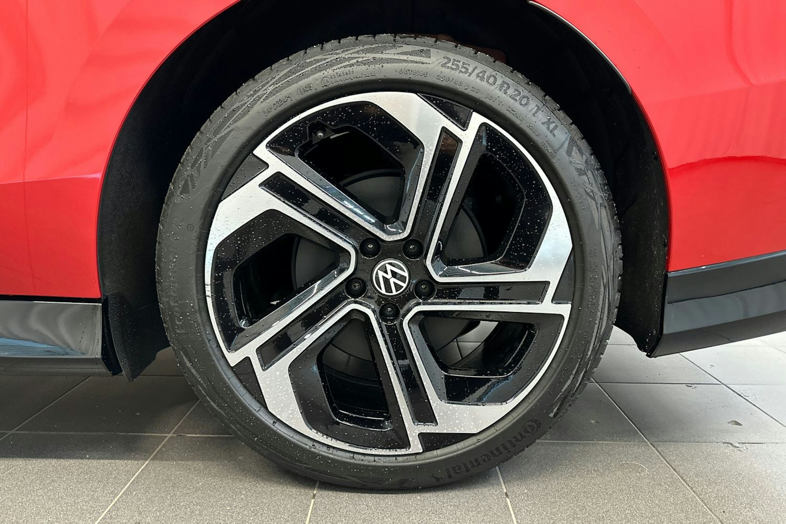 punainen Volkswagen ID.7 2025 kuva 10.