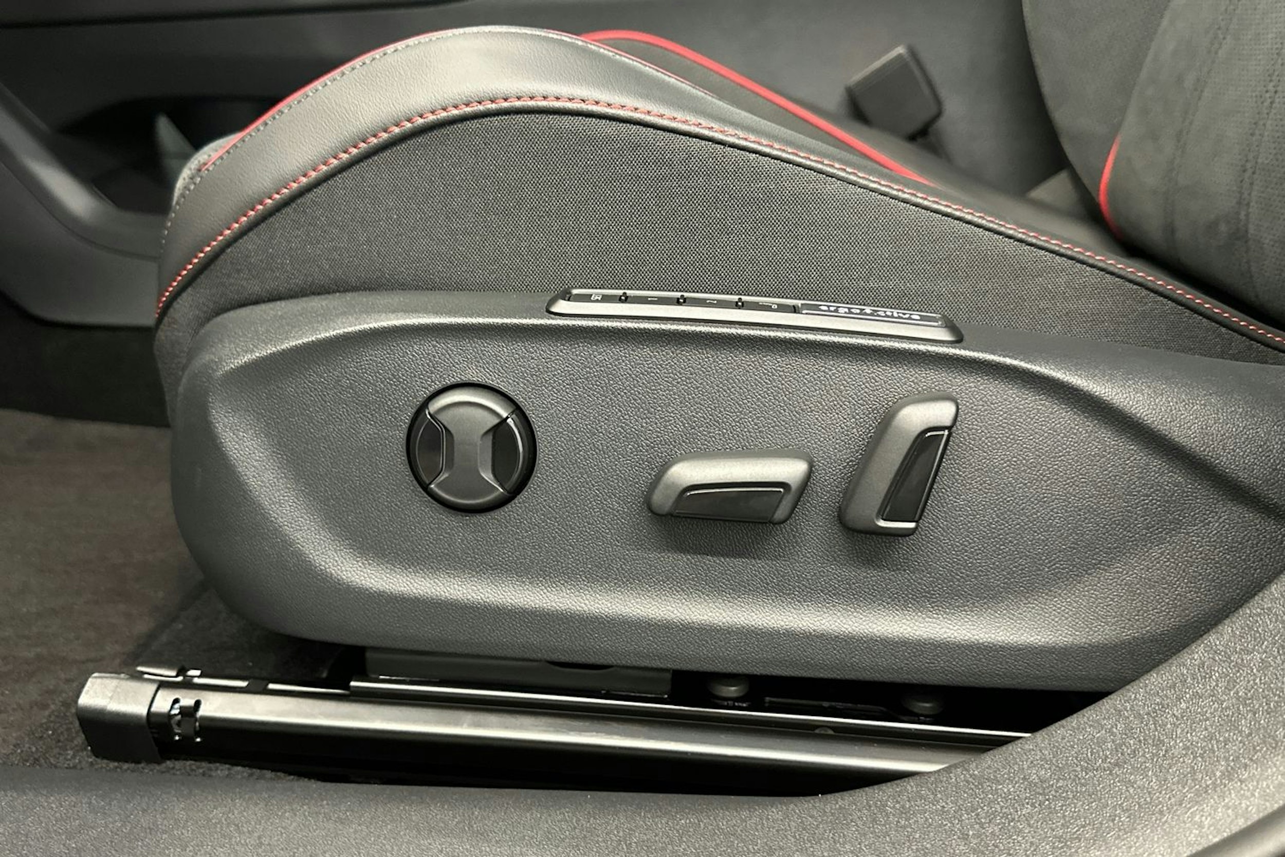 punainen Volkswagen ID.7 2025 kuva 16.