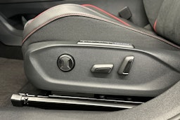 punainen Volkswagen ID.7 2025 kuva 16.
