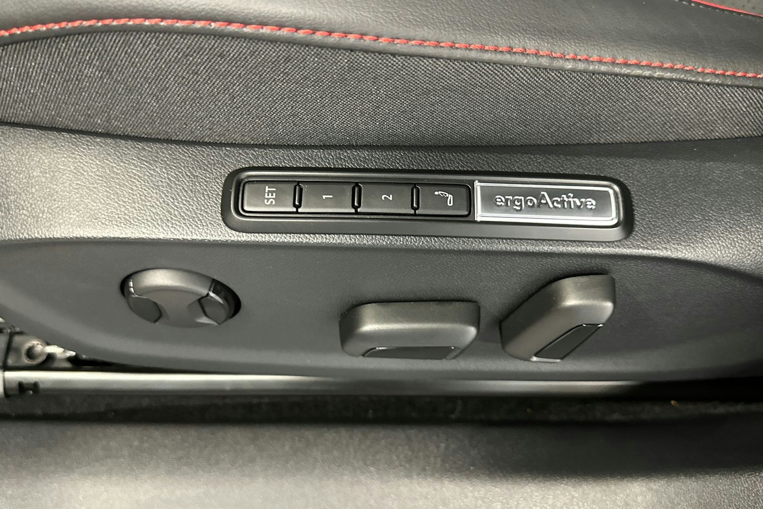 punainen Volkswagen ID.7 2025 kuva 17.