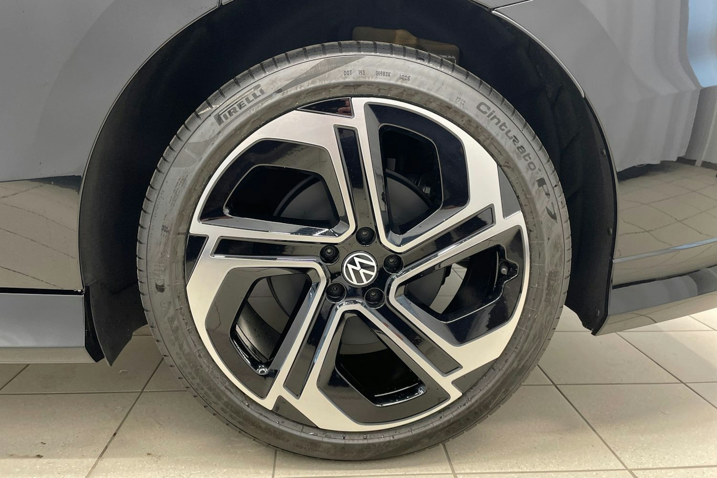 musta Volkswagen ID.7 2025 kuva 10.