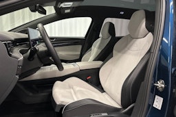 sininen Volkswagen ID.7 2025 kuva 18.