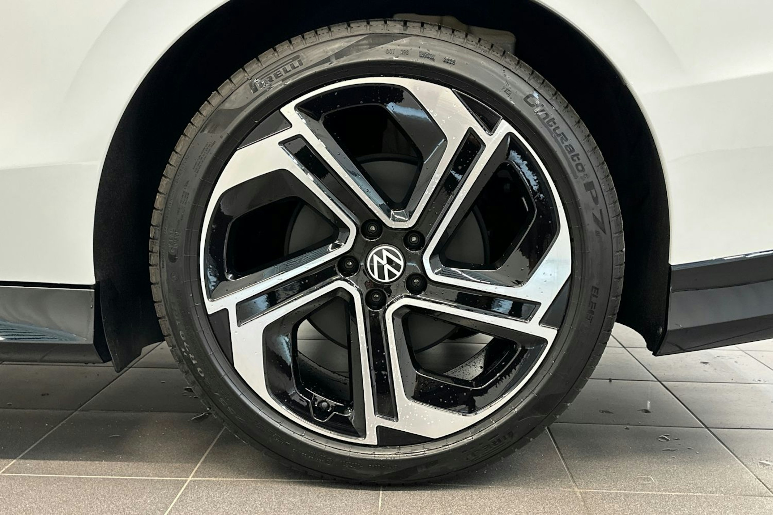 valkoinen Volkswagen ID.7 2025 kuva 10.