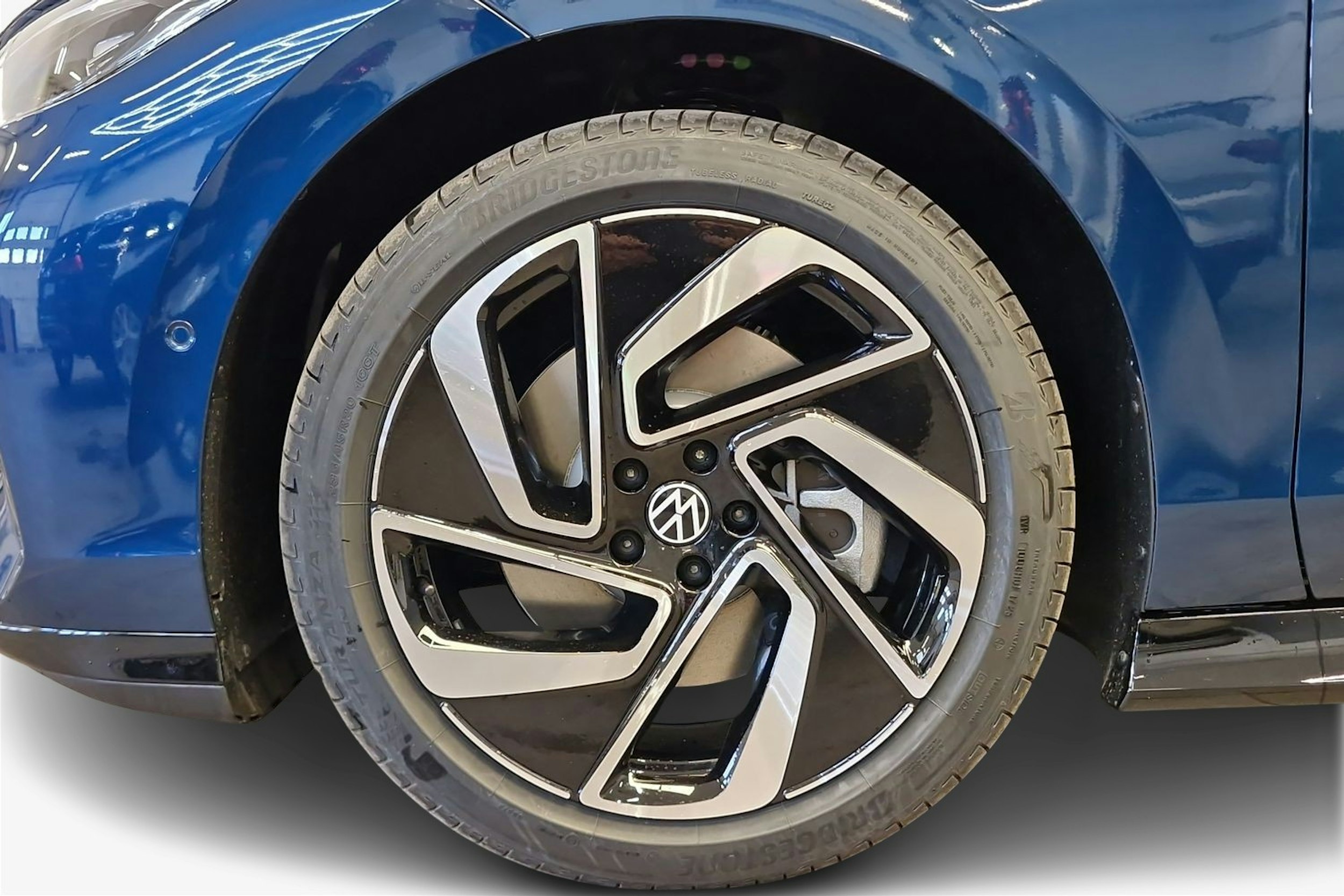 sininen Volkswagen ID.7 2025 kuva 9.