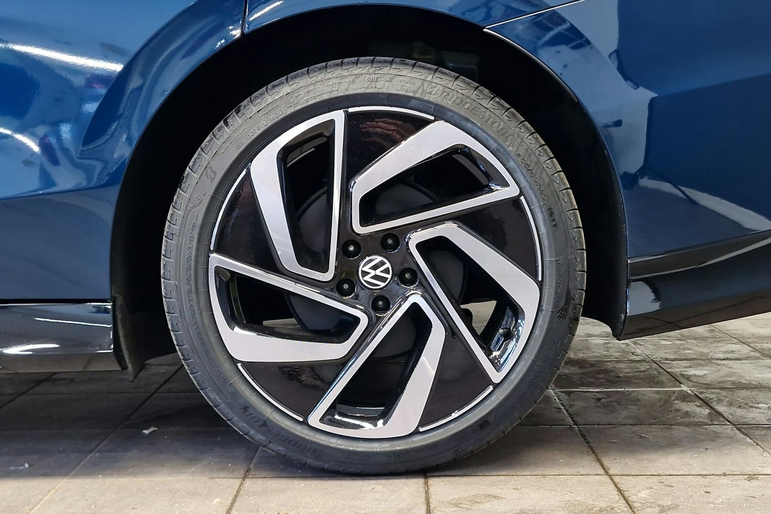 sininen Volkswagen ID.7 2025 kuva 10.