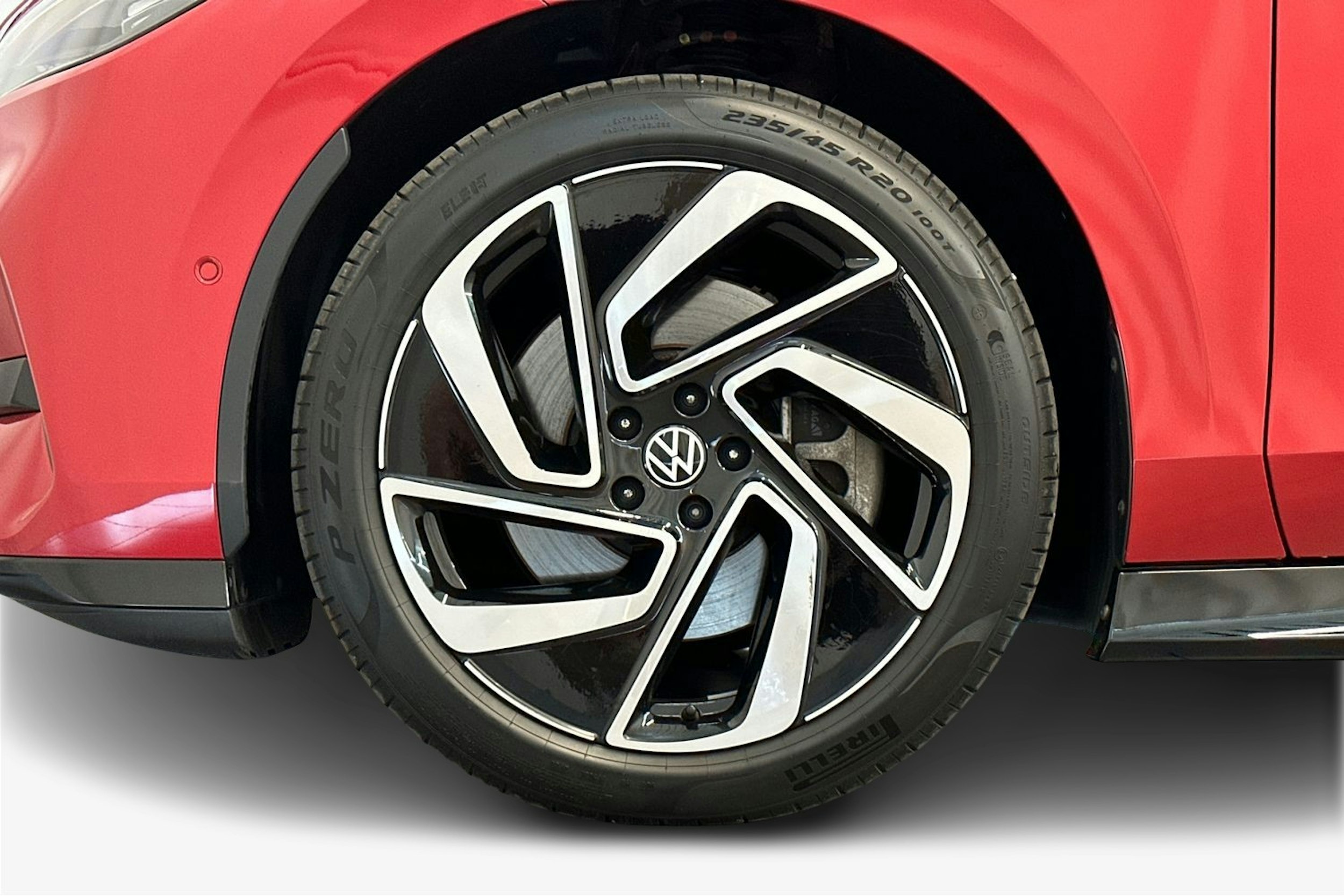 punainen Volkswagen ID.7 2025 kuva 11.