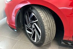 punainen Volkswagen ID.7 2025 kuva 13.