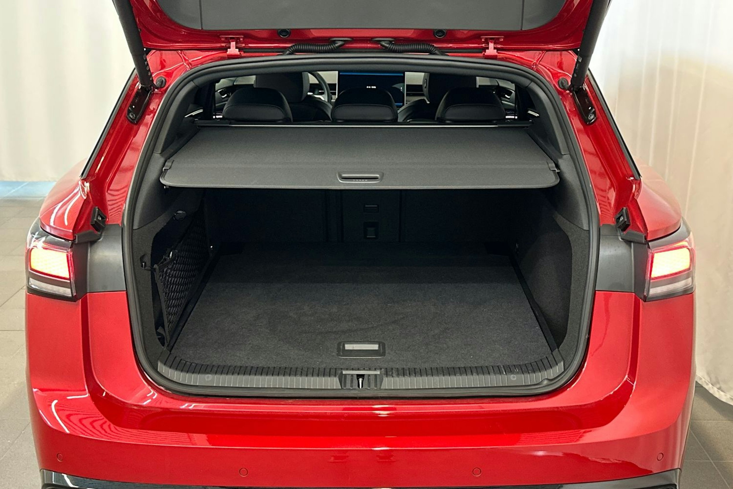 punainen Volkswagen ID.7 2025 kuva 16.