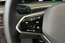 punainen Volkswagen ID.7 2025 kuva 21.