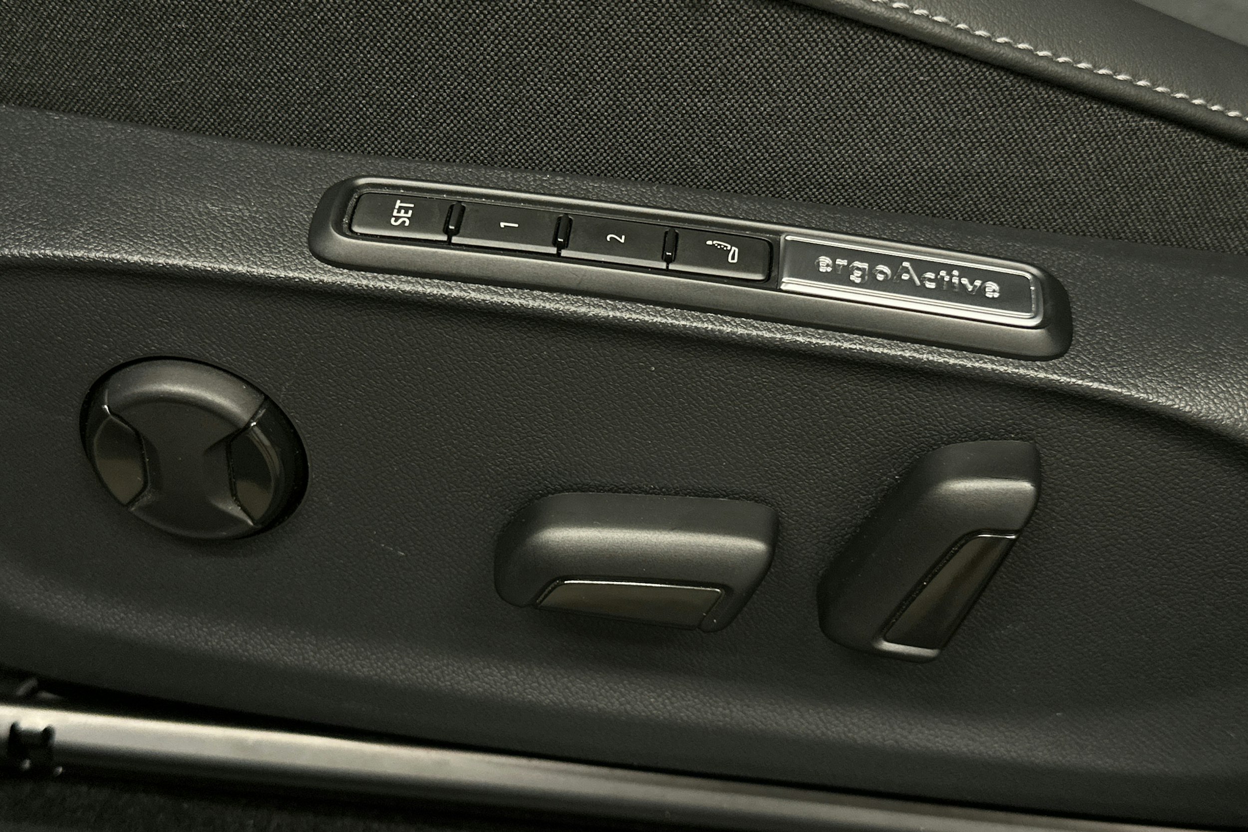 sininen Volkswagen ID.7 2025 kuva 16.