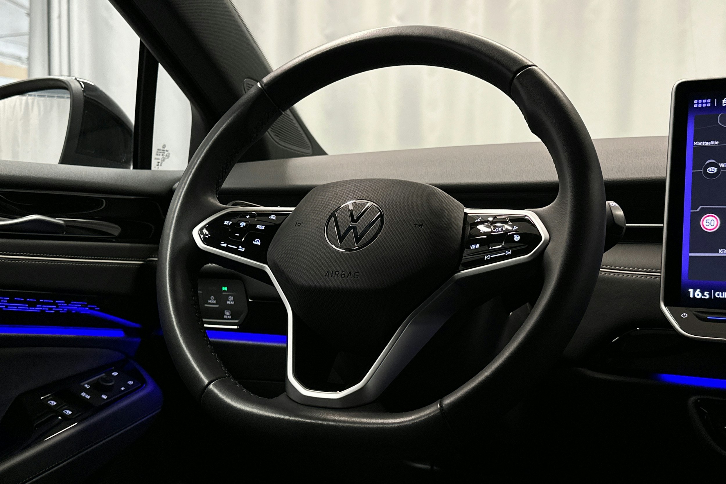 sininen Volkswagen ID.7 2025 kuva 17.