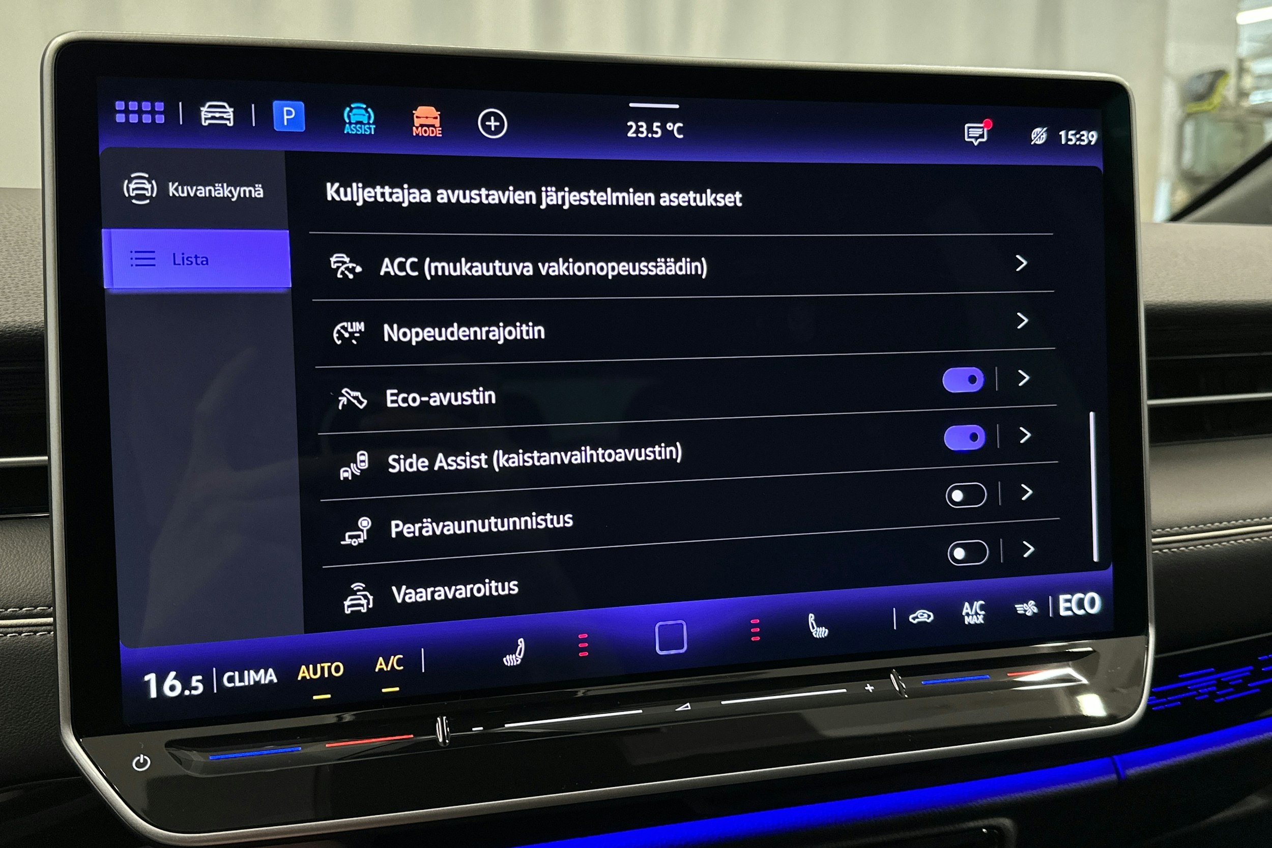 sininen Volkswagen ID.7 2025 kuva 27.