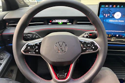punainen Volkswagen ID.7 2026 kuva 15.