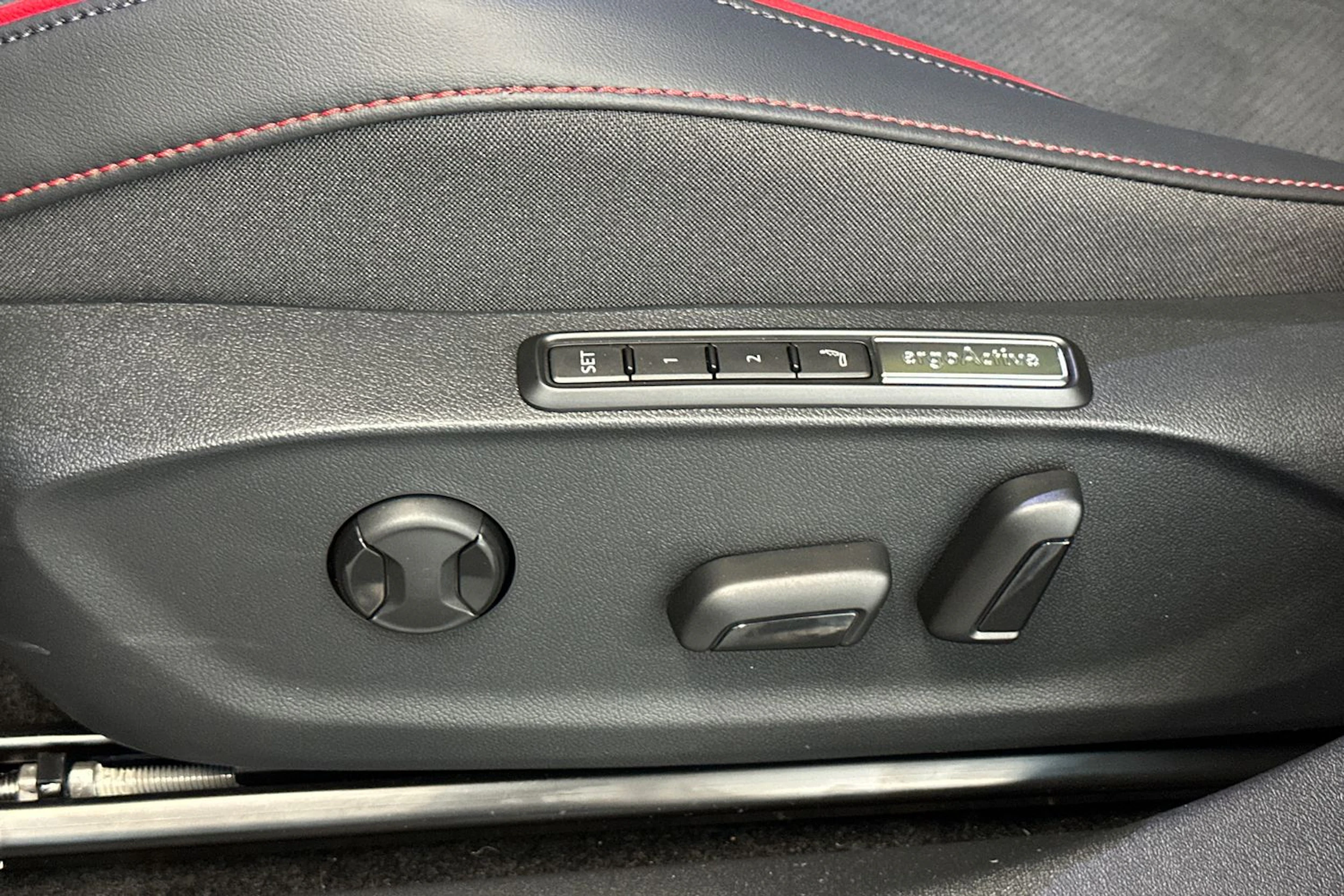 punainen Volkswagen ID.7 2026 kuva 15.