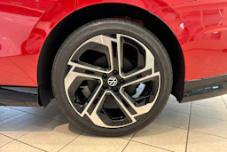 punainen Volkswagen ID.7 2026 kuva 10.