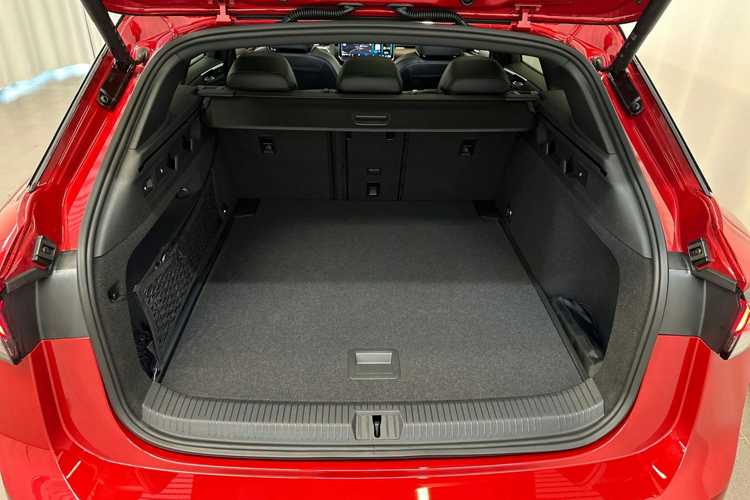 punainen Volkswagen ID.7 2026 kuva 11.