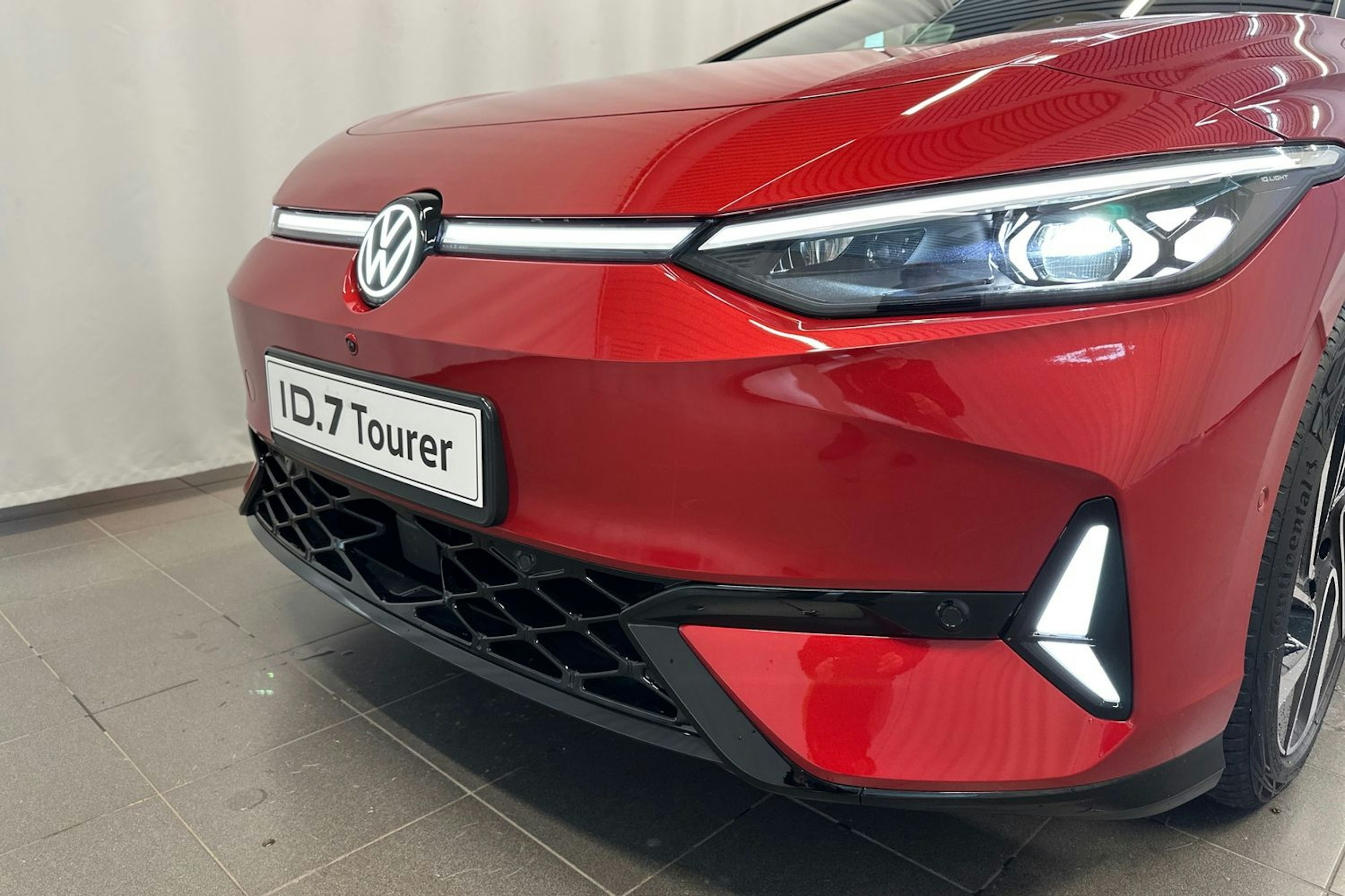 punainen Volkswagen ID.7 2026 kuva 36.