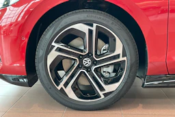 punainen Volkswagen ID.7 2026 kuva 10.