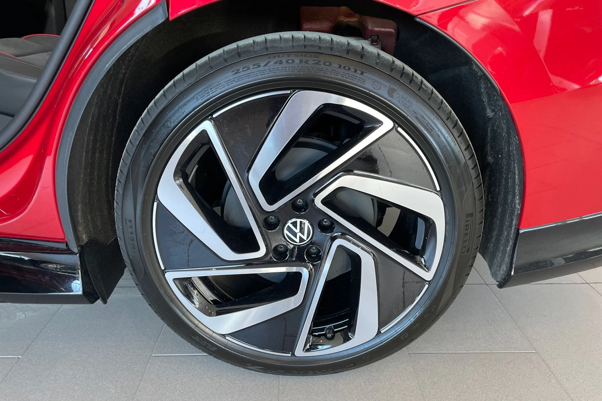 punainen Volkswagen ID.7 2026 kuva 10.