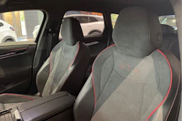 punainen Volkswagen ID.7 2027 kuva 21.