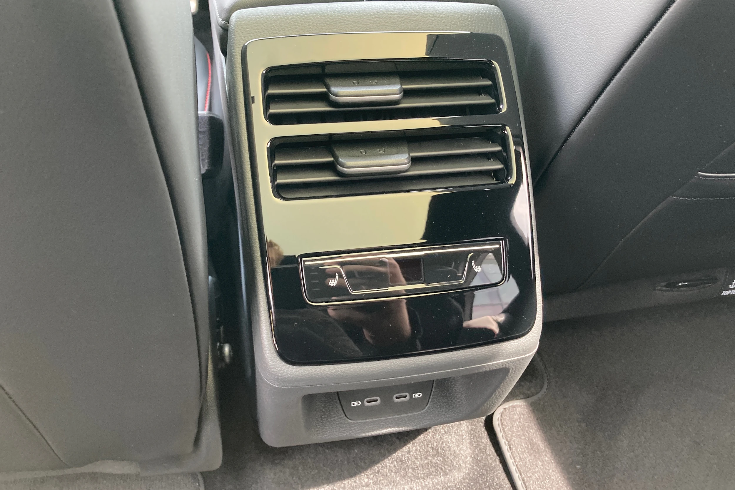 musta Volkswagen ID.7 2027 kuva 24.