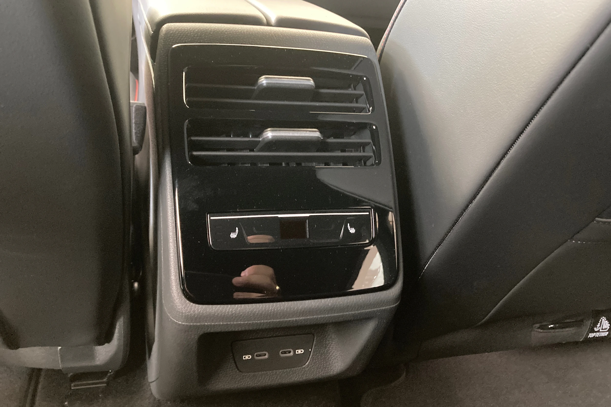 punainen Volkswagen ID.7 2027 kuva 22.