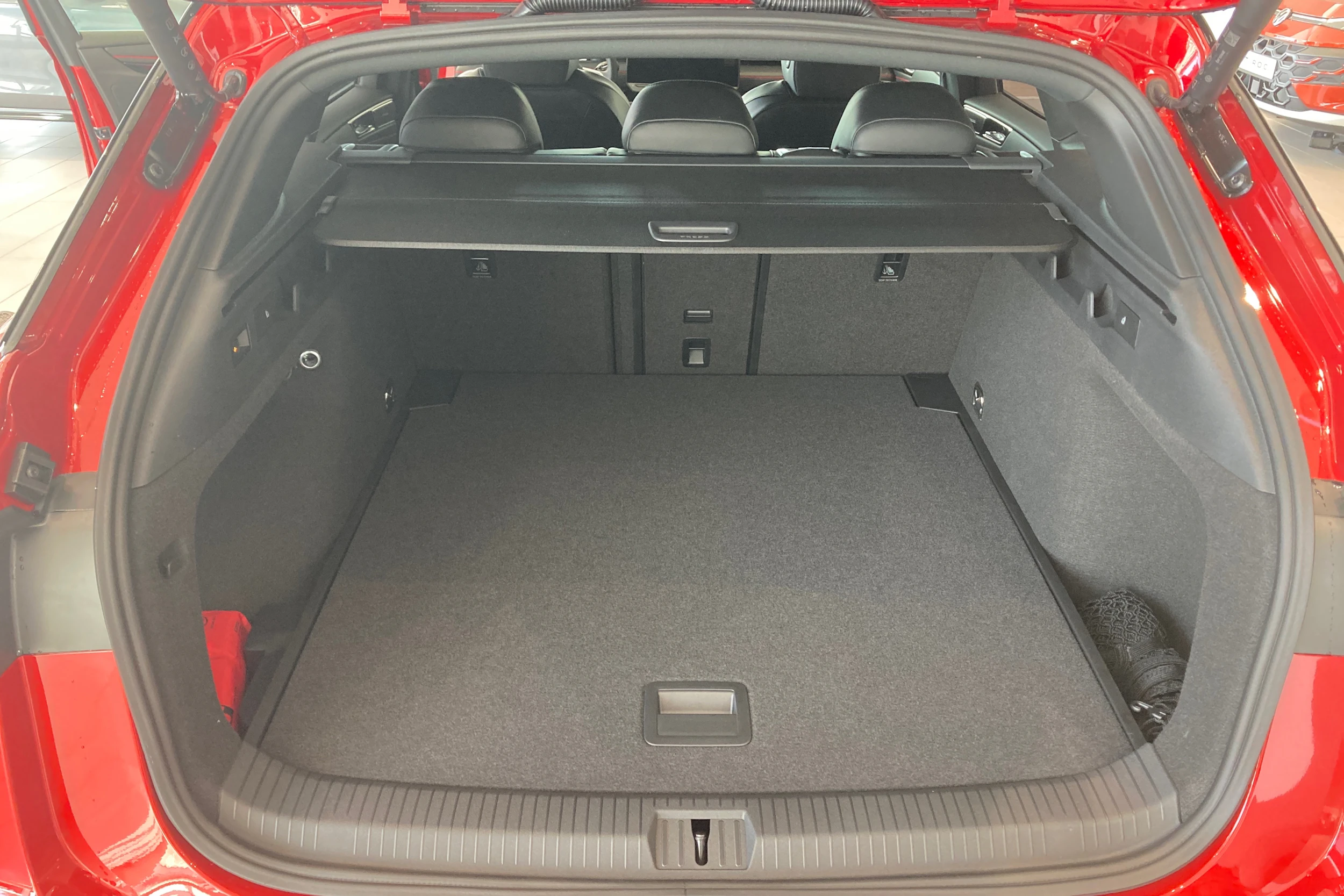 punainen Volkswagen ID.7 2027 kuva 23.